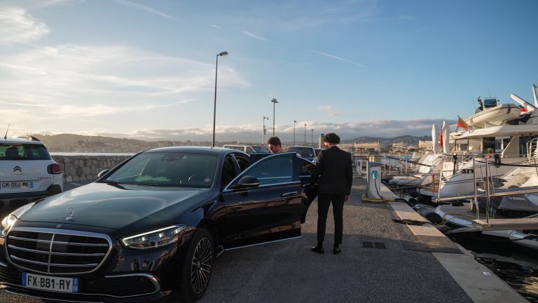 chauffeur ouvrant la porte